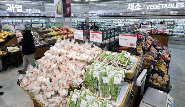 우리나라 소득 하위 20%가 물가 상승으로 신선식품 소비를 줄이고, 가공식품 소비를 늘리고 있다. 서울 시내 한 대형마트의 과일·채소 코너. [사진=뉴시스]