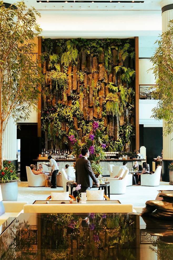 플랜테리어가 돋보이는 타워 윙 로비