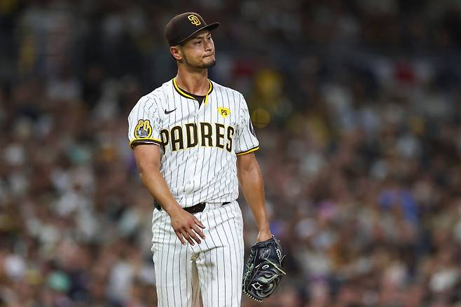 샌디에이고 파드리스가 9일 미국 캘리포니아주 펫코파크에서 열린 2024 미국프로야구 메이저리그 시카고 컵스와의 홈경기에서 8점 차 열세를 극복하고 9-8 역전승을 거뒀다. 6회말 김하성의 2타점 3루타를 포함해 대거 7점을 뽑은 샌디에이고는 8회말 페르난도 타티스 주니어의 투런포로 승부를 뒤집었고, 마무리투수 로버트 수아레즈가 경기의 마지막을 장식했다. 6번타자 겸 유격수로 선발 출전한 김하성은 4타수 1안타 2타점 1득점을 기록했고, 2022년 8월 3일 콜로라도 로키스전 이후 615일 만의 3루타를 때려냈다. 선발투수 다르빗슈는 3이닝 4피안타 3볼넷 4탈삼진 4실점으로 승패 없이 경기를 마쳤다. AFP/연합뉴스