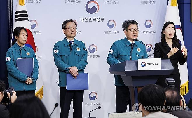 의과대학 4월 중 수업 재개 관련 질문에 답하는 오석환 교육부 차관 (서울=연합뉴스) 황광모 기자 = 오석환 교육부 차관이 9일 오전 서울 종로구 정부서울청사 별관에서 의과대학 수업 운영 및 재개 현황 브리핑을 마친 뒤 취재진 질문에 답하고 있다.
    정부는 이날 브리핑에서 "전국 40개 의과대학의 수업을 4월 중 재개를 본격 추진하기로 했다"고 발표했다. 2024.4.9 hkmpooh@yna.co.kr