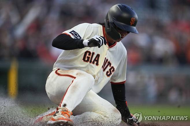 이정후의 MLB 첫 2루타 (샌프란시스코 AP=연합뉴스) 샌프란시스코 이정후가 9일(한국시간) 미국 캘리포니아주 샌프란시스코의 오라클 파크에서 열린 MLB 워싱턴과의 경기 3회말, 좌익수 쪽으로 타구를 보낸 뒤 2루에 도달하고 있다. 이정후의 MLB 첫 2루타.