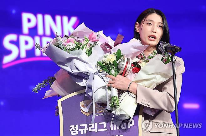 김연경, V리그 여자부 정규리그 MVP (서울=연합뉴스) 김성민 기자 = 8일 오후 서울 서초구 더케이호텔에서 열린 프로배구 2023-2024 V-리그 시상식에서 여자부 정규리그 MVP에 선정된 흥국생명 김연경이 수상 소감을 말하고 있다. 2024.4.8 ksm7976@yna.co.kr