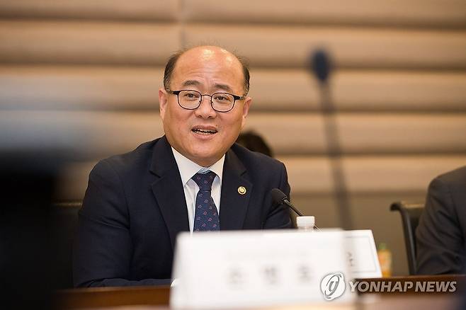 이공계 활성화 대책 TF 킥오프 회의 (서울=연합뉴스) 이창윤 과학기술정보통신부 제1차관이 27일 서울 중구 서울스퀘어에서 열린 '이공계 활성화 대책 TF 킥오프 회의'에서 인사말을 하고 있다. 2024.3.27 [과학기술정보통신부 제공. 재판매 및 DB 금지] photo@yna.co.kr