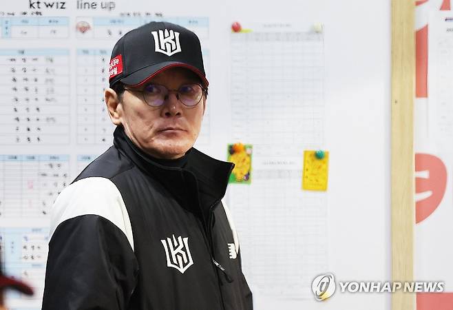 경기 지켜보는 이강철 감독 [연합뉴스 자료사진]