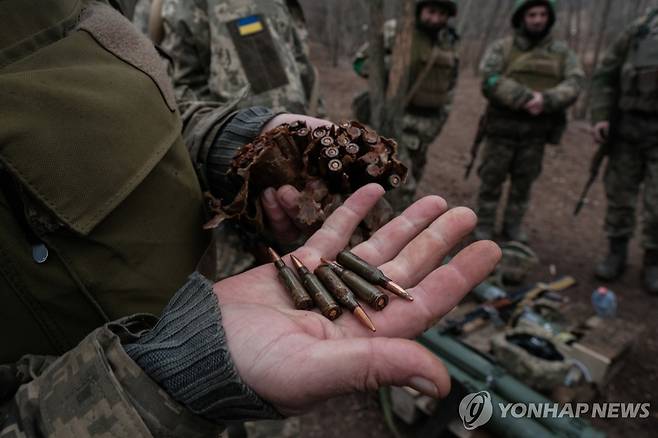 지난달 우크라이나 동부 도네츠크주에서 한 우크라이나 군인이 신병들에게 탄약을 보여주고 있다. 
[EPA 연합뉴스 자료사진. 재판매 및 DB 금지]