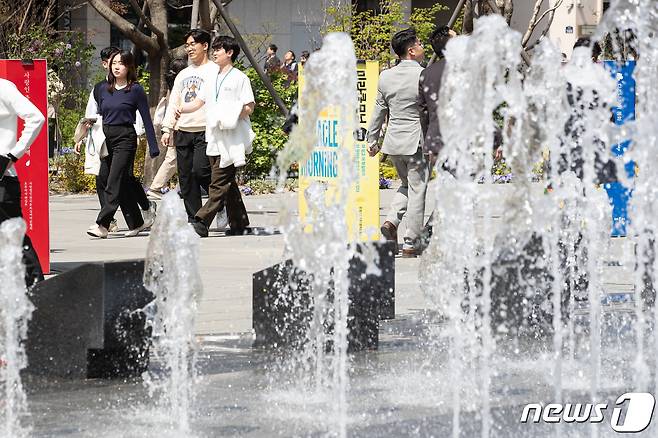 서울 낮 기온이 20도까지 오르는 등 따뜻한 날씨를 보인 9일 서울 광화문광장에서 점심시간 직장인들이 산책을 하고 있다. 2024.4.9/뉴스1 ⓒ News1 유승관 기자