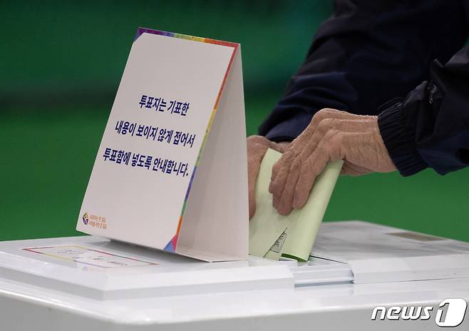 제22대 국회의원선거 투표일인 10일 오전 서울 중구 청구초등학교 야구부 실내훈련장에 마련된 투표소에서 유권자들이 투표를 하고 있다. 2024.4.10/뉴스1 ⓒ News1 이재명 기자