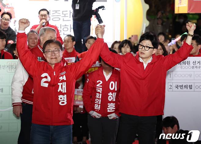 한동훈 국민의힘 비상대책위원장 겸 총괄선거대책위원장이 공식 선거운동 마지막날인 9일 저녁 서울 중구 청계광장에서 최재형(종로) 후보 등과 함께 총력유세를 펼치고 있다. 2024.4.9/뉴스1 ⓒ News1 구윤성 기자