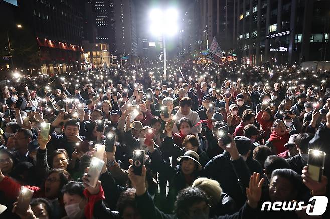 제22대 총선을 하루 앞둔 9일 서울 청계광장에서 시민들이 유세를 지켜보며 불을 밝히고 있다. 2024.4.9/뉴스1 ⓒ News1 구윤성 기자