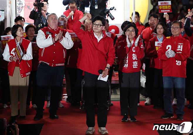 한동훈 국민의힘 비상대책위원장 겸 총괄선거대책위원장이 공식 선거운동 마지막날인 9일 저녁 서울 중구 청계광장에서 최재형(종로), 이혜훈(중‧성동을) 후보 등과 함께 총력유세를 펼치고 있다. 2024.4.9/뉴스1 ⓒ News1 구윤성 기자