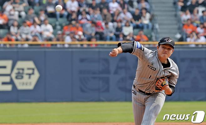 10일 오후 서울 송파구 잠실야구장에서 열린 프로야구 '2024 신한 SOL 뱅크 KBO리그' 한화 이글스와 두산 베어스의 경기 1회 말 한화 선발 문동주가 역투하고 있다. 2024.4.10/뉴스1 ⓒ News1 장수영 기자