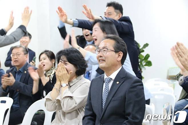 출구조사 결과에 환호하는 세종을 강준현 후보 부부와 지지자들. (강준현 후보 선거캠프 제공) / 뉴스1