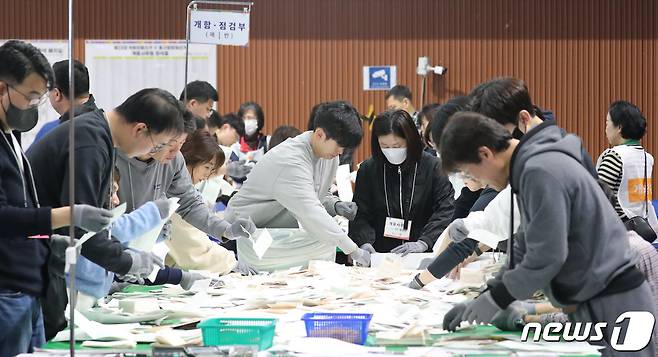 제22회 국회의원 선거 및 중구청장 재선거 개표가 시작된 10일 대전 중구 한밭체육관에 설치된 개표소에서 개표사무원들이 개표 작업을 하고 있다. 2024.4.10/뉴스1 ⓒ News1 김기태 기자