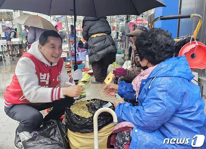 진주갑 국민의힘 박대출 후보가 지난달 28일 진주 중앙시장에서 상인과 인사를 하고 있다. 2024.3.28 뉴스1/한송학기자