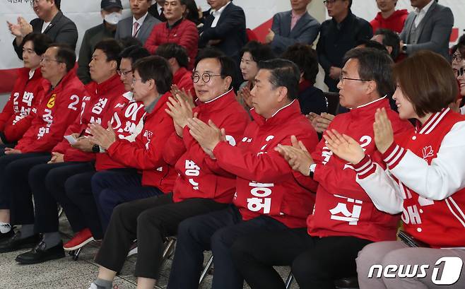 제22대 국회의원 선거일인 10일 오후 부산 수영구 국민의힘 부산시당에 마련된 개표 상황실에서 부산지역 후보들이 출구조사 결과를 지켜보고 있다. 2024.4.10/뉴스1 ⓒ News1 윤일지 기자