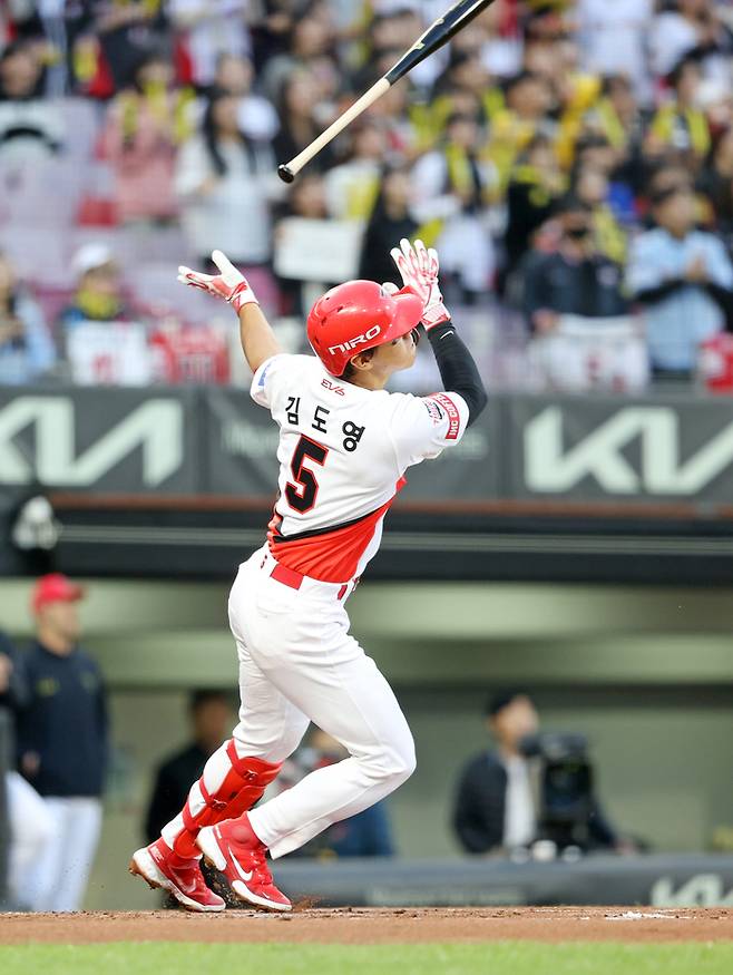 KIA 김도영이 5일 광주-기아 챔피언스 필드에서 열린 2024 KBO리그 삼성전에서 시즌 1호 홈런을 터뜨리고 있다. 사진 | KIA 타이거즈