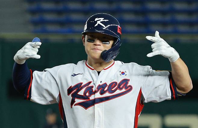 야구대표팀 김도영이 지난해 11월18일 일본 도쿄돔에서 열린 APBC 2023 예선 최종전 대만과 경기에서 1타점 적시타를 때린 후 세리머니를 하고 있다. 사진 | 도쿄=연합뉴스