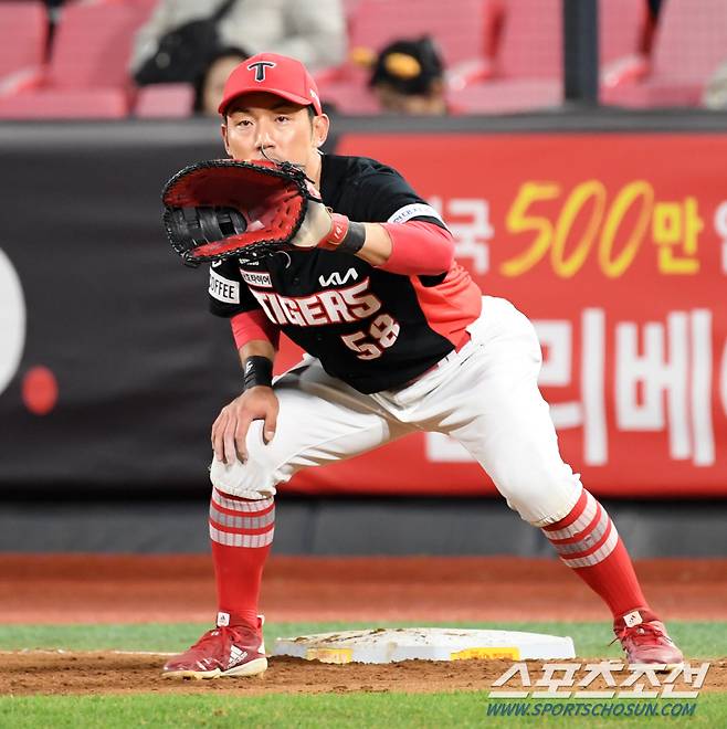 4일 수원 KT위즈파크에서 열린 KT 위즈와 KIA 타이거즈의 경기. KIA 1루수 서건창이 수비를 펼치고 있다. 수원=박재만 기자 pjm@sportschosun.com/2024.04.04/