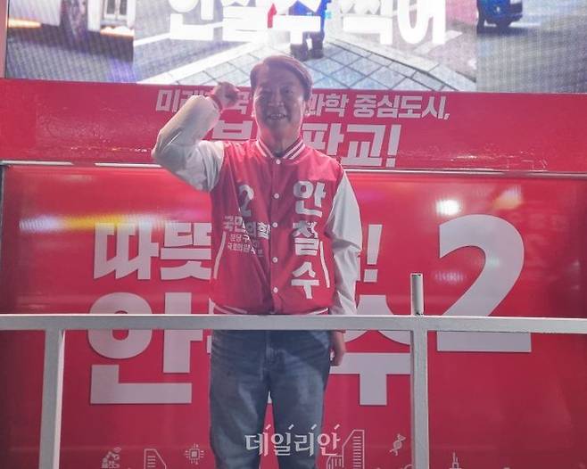 4·10 총선이 불과 하루 앞으로 다가온 9일, 수도권 최대 격전지로 꼽히는 경기 성남분당갑에서 4선에 도전하는 안철수 국민의힘 후보가 야탑역 일대에서 13일간의 공식 선거운동을 마무리하며 막판 지지를 호소했다. ⓒ데일리안 김찬주 기자