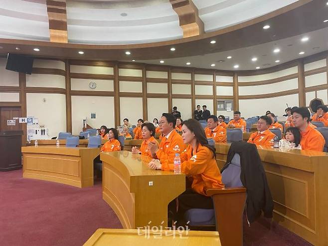 개혁신당이 10일 의원회관 제1소회의실에 마련된 개표상황실에서 양향자 원내대표, 천하람 총괄선거대책위원장, 김철근 사무총장 등 주요 당직자와 함께 KBS·MBC·SBS 방송 3사 출구조사 결과를 함께 지켜봤다. ⓒ데일리안 오수진 기자