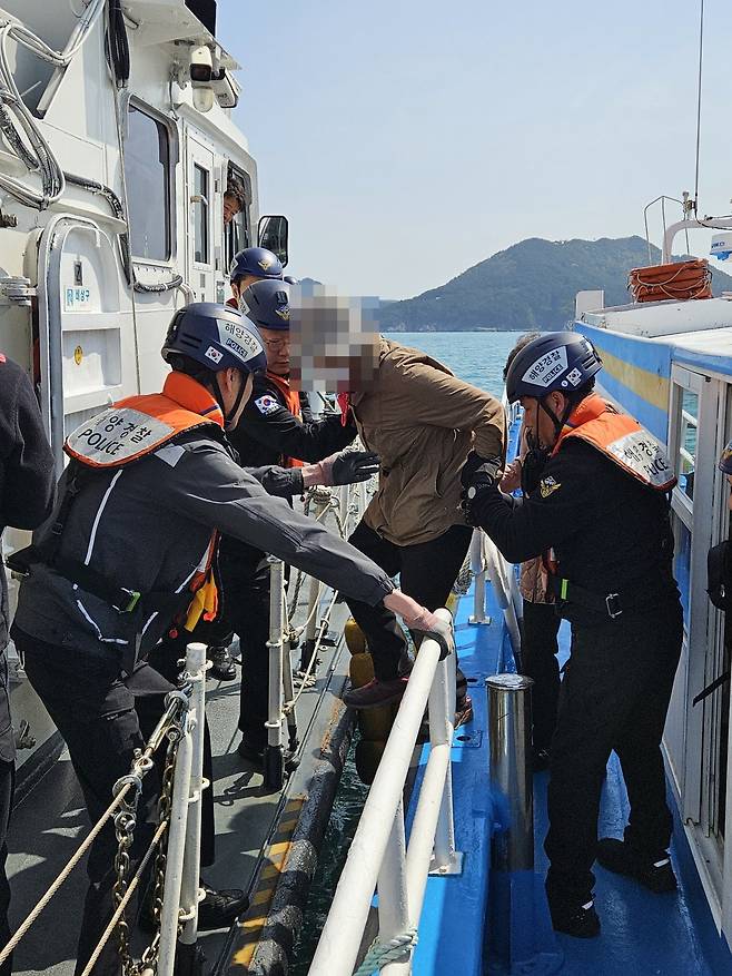 10일 오전 통영시 산양읍 오곡도 인근 해상에서 선거인 6명을 수송하다 스크류에 부유물이 감겨 표류중인 29t급 유람선에서 탑승객들이 구조하러 온 통영해경 선박으로 옮겨타고 있다. 통영=뉴시스