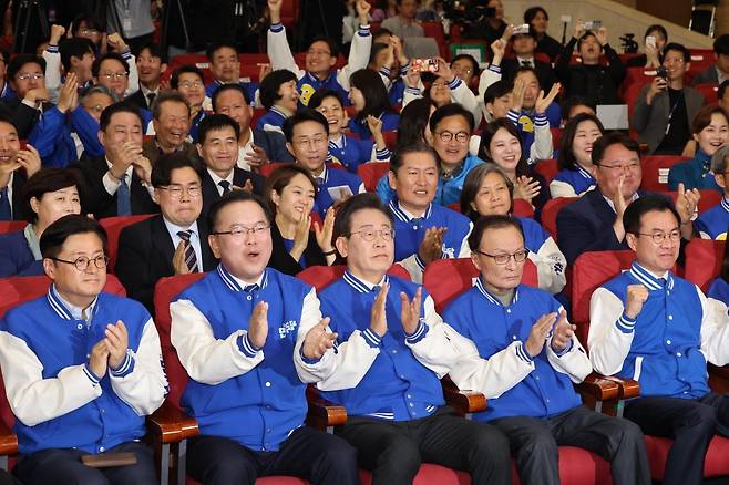 이재명 더불어민주당 대표, 이해찬·김부겸 상임공동선거대책위원장 등 당 지도부가 10일 오후 서울 여의도 국회 의원회관에 마련된 제22대 국회의원선거(총선) 민주당 개표 상황실에서 방송사 출구조사 결과를 지켜보며 환호하고 있다. 2024.4.10/뉴스1