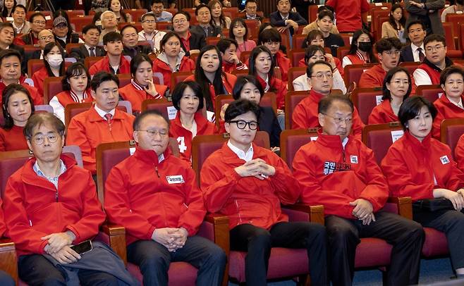 한동훈 국민의힘 총괄선대위원장이 10일 서울 여의도 국회도서관에 마련된 국회의원선거 개표상황실에서 방송사 출구조사 결과 발표를 보고 있다. (공동취재) 2024.4.10/뉴스1