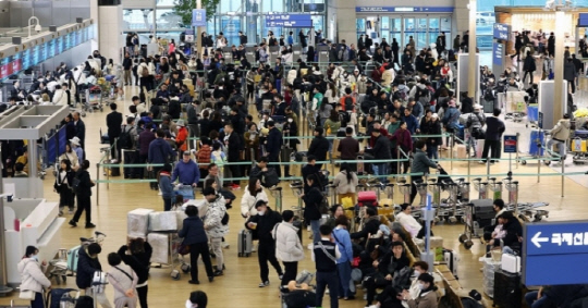 2월 북적이는 인천공항 전경. 연합뉴스