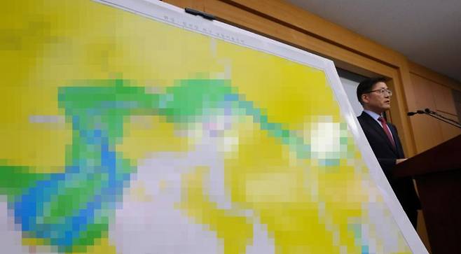 (사진 A) 강용석 국립해양조사원장이 2019년 1월 30일 오전 정부세종청사에서 지난해 말 실시한 한강하구 공동이용수역 남북 공동수로조사 결과를 토대로 제작한 해도에 대해 설명하고 있다. 해양수산부와 국방부는 남북군사실무접촉을 통해 해도를 북한에 전달할 예정이라고 밝혔다. 사진=뉴시스