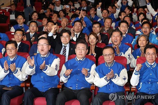 환호하는 민주당 (서울=연합뉴스) 신준희 기자 = 더불어민주당 이재명 대표와 홍익표 원내대표등 당 관계자들이 10일 오후 서울 여의도 국회 의원회관에 마련된 제22대 국회의원선거 개표상황실에서 출구조사 결과를 보며 환호하고 있다. 2024.4.10 [공동취재] hama@yna.co.kr (끝)