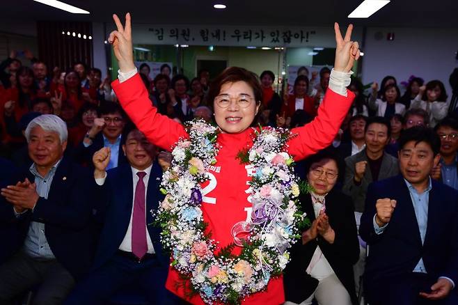 김정재 경북 포항북 국민의힘 국회의원 후보가 10일 오후 선거 캠프에서 당선이 확실시되자 지지자들과 함께 기뻐하고 있다. 뉴스1