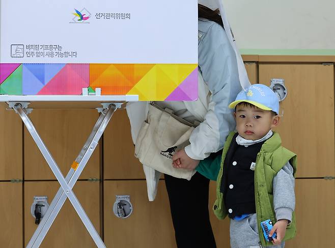 제22대 국회의원 선거일인 10일 오전 인천 미추홀구 용현여자중학교에 마련된 용현5동 제6투표소에서 한 어린이가 엄마의 투표를 지켜보고 있다. 연합뉴스