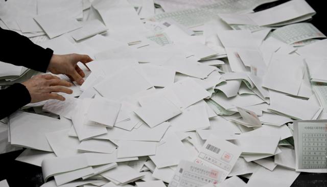 제22대 국회의원선거가 열린 10일 대구 중구 동산동 성명여자중학교 체육관에 마련된 개표소에서 개표사무원들이 투표용지를 분류하고 있다. 뉴시스 제공