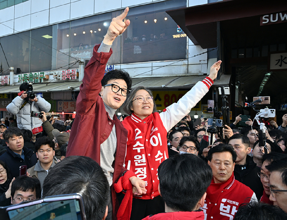 한동훈 국민의힘 비상대책위원장이 지난 3월 7일 오후 경기 수원시 지동못골시장을 찾아 이수정 후보(당시 예비후보)와 시민들에게 인사하고 있다. [사진=뉴시스]