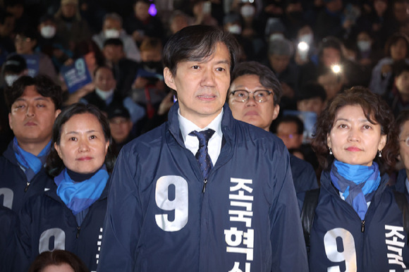 조국 조국혁신당 대표가 3월 28일 오후 서울 종로구 광화문 세종문화회관 계단에서 열린 조국혁신당 22대 총선 출정 기자회견에서 발언을 하고 있다.  [사진=뉴시스]