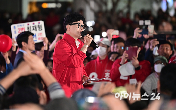 한동훈 국민의힘 총괄선거대책위원장이 9일 오후 서울 중구 청계광장에서 열린 '국민의힘으로 대한민국살리기' 제22대 총선 파이널 총력유세에서 시민들에게 지지를 호소하고 있다. [사진=곽영래 기자]