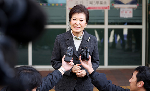 박근혜 전 대통령이 제22대 국회의원 선거일인 10일 대구 달성군 비슬초등학교에 마련된 유가읍 제3투표에서 투표를 마친 후 취재진 질문에 답하고 있다. 2024.04.10. [사진=뉴시스]