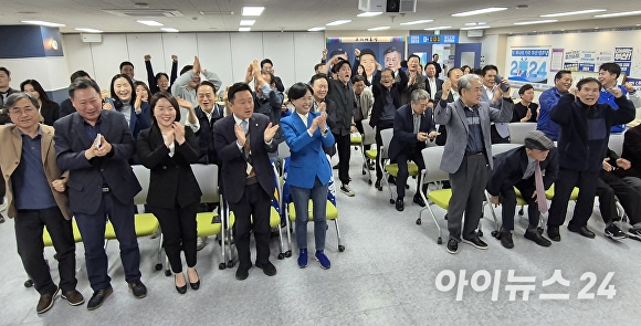 제22대 국회의원 선거일인 10일 더불어민주당 부산광역시당에서 더불어민주당 서은숙 부산진구갑 후보와 이현 부산진구을 후보가 관계자들과 함께 출구조사 결과를 방송을 통해 시청하며 환호하고 있다. [사진=정예진 기자]