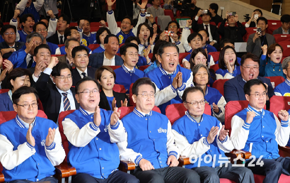 더불어민주당 이재명 대표, 이해찬·김부겸 상임공동선거대책위원장 등 당 지도부가 10일 오후 서울 영등포구 여의도 국회 의원회관에 마련된 제22대 국회의원선거(총선) 더불어민주당 개표상황실에서 방송사 출구조사 결과를 지켜보며 환호하고 있다. [사진=정소희 기자]