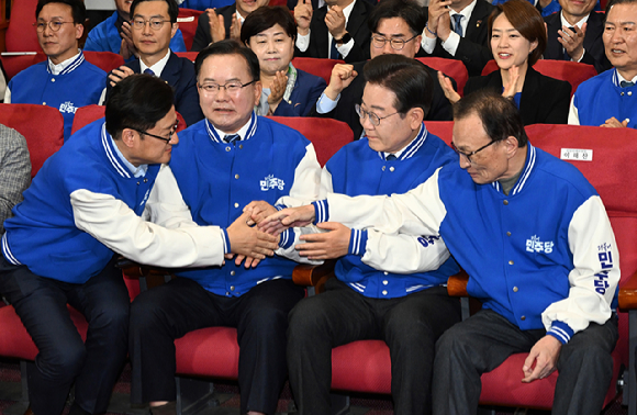 이재명 더불어민주당 대표와 이해찬·김부겸 상임공동선거대책위원장, 홍익표 원내대표가 10일 국회 의원회관에 마련된 제22대 국회의원선거(총선) 민주당 개표 상황실에서 방송사 출구조사 결과를 지켜본 뒤 손을 잡고 있다. [사진=국회사진취재단]