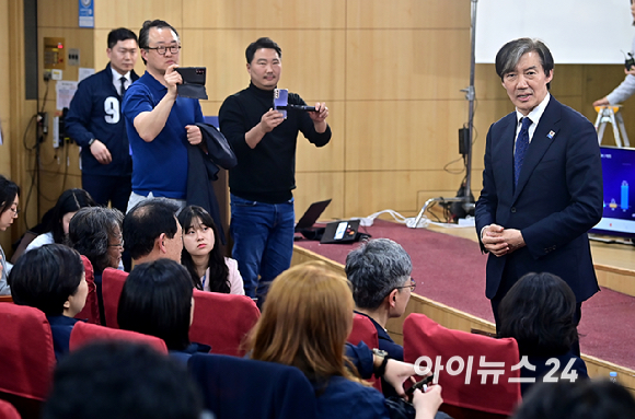 조국 조국혁신당 대표가 10일 오후 서울 여의도 국회의원회관에 마련된 개표상황실에서 출구조사 결과를 지켜본 뒤 당원들과 대화를 하고 있다. [사진=곽영래 기자]