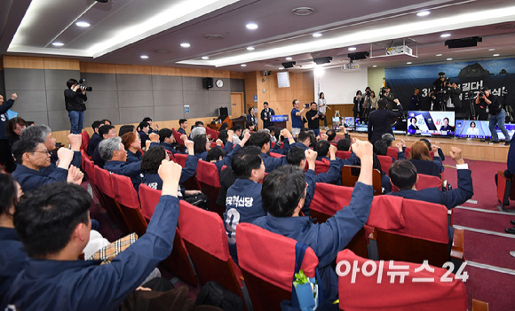 조국 조국혁신당 대표가 10일 오후 서울 여의도 국회의원회관에 마련된 개표상황실에서 출구조사 결과를 지켜본 뒤 당원들과 구호를 외치고 있다. [사진=곽영래 기자]