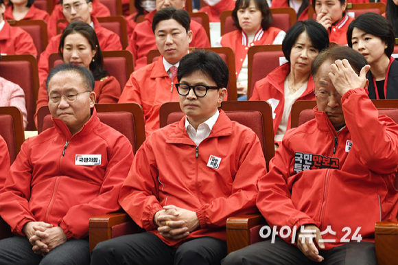 한동훈 국민의힘 비상대책위원장 및 지도부가 10일 오후 서울 여의도 국회도서관에 마련된 국민의힘 개표상황실에서 제22대 국회의원선거 개표방송 출구조사 결과를 시청하고 있다. [사진=곽영래 기자]