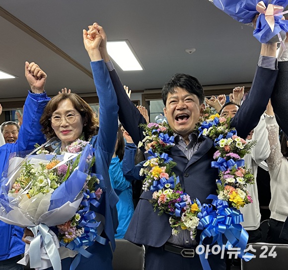 더불어민주당 복기왕 충남 아산시 갑 국회의원 후보가 10일 당선이 확실시 되자 지지자들이 건네 준 꽃다발을 목에 걸고 환호하고 있다 [사진=정종윤 기자]