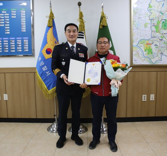 전장표씨(오른쪽)가 빈준규 안산상록경찰서장에게 감사장을 수여받은 모습. [연합뉴스]