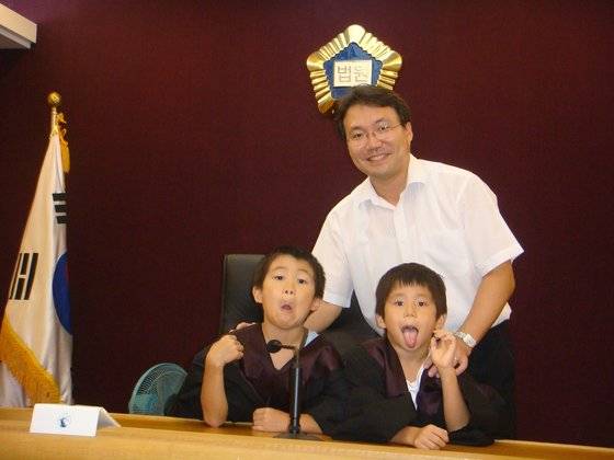 지난 2008년 법원에 온 두 아들 함께. 소년재판을 하면서 애들을 윽박지르던 권위적인 아빠에서 경청하고 응원하는 아빠로 바뀌었다. [사진 김성우]