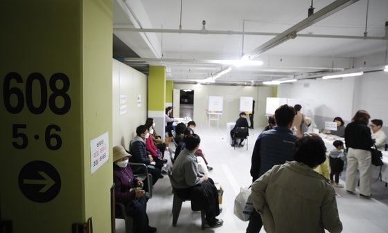 제22대 국회의원 선거일인 10일 오전 서울 성북구 길음튜타운6단지 주차장에 마련된 길음제1동 제4투표소를 찾은 유권자들이 소중한 한 표를 행사하고 있다. 뉴스1