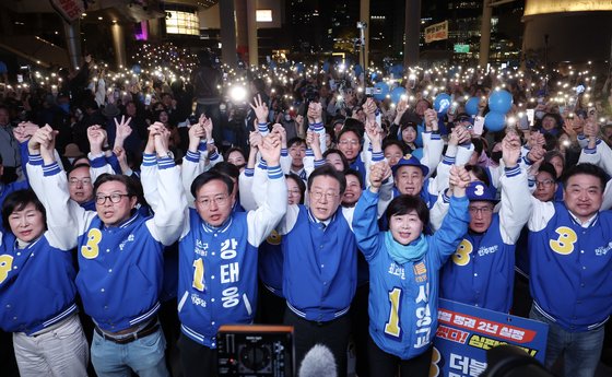 22대 총선 마지막 유세에 나선 이재명 더불어민주당 대표가 9일 오후 서울 용산역 광장에서 피날레 유세를 하고 있다. 김성룡 기자