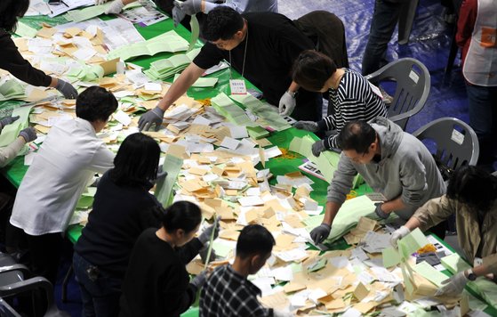 제22대 국회의원선거 본 투표가 모두 끝난 10일 오후 대전 중구 한밭체육관에 마련된 개표소에서 개표사무원들이 유권자들이 선택한 총선 후보들의 투표용지를 분류작업 하고 있다. 프리랜서 김성태