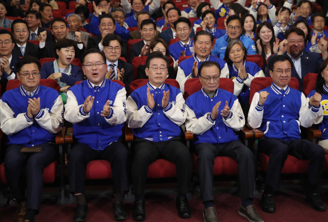 ▲ 더불어민주당 이재명 대표, 이해찬·김부겸 상임공동선거대책위원장 등 당 지도부가 10일 서울 영등포구 여의도 국회 의원회관에 마련된 제22대 국회의원선거(총선) 민주당 개표 상황실에서 방송사 출구조사 결과를 지켜보며 환호하고 있다.  [공동취재]